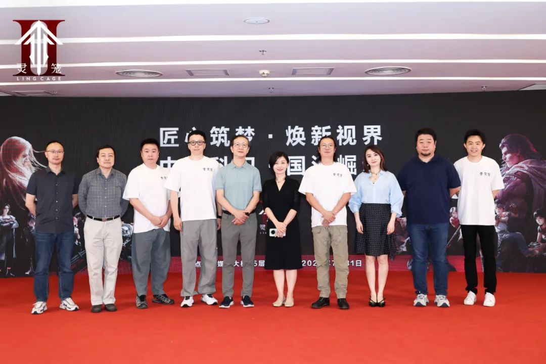 一群人站在台上

中度可信度描述已自动生成