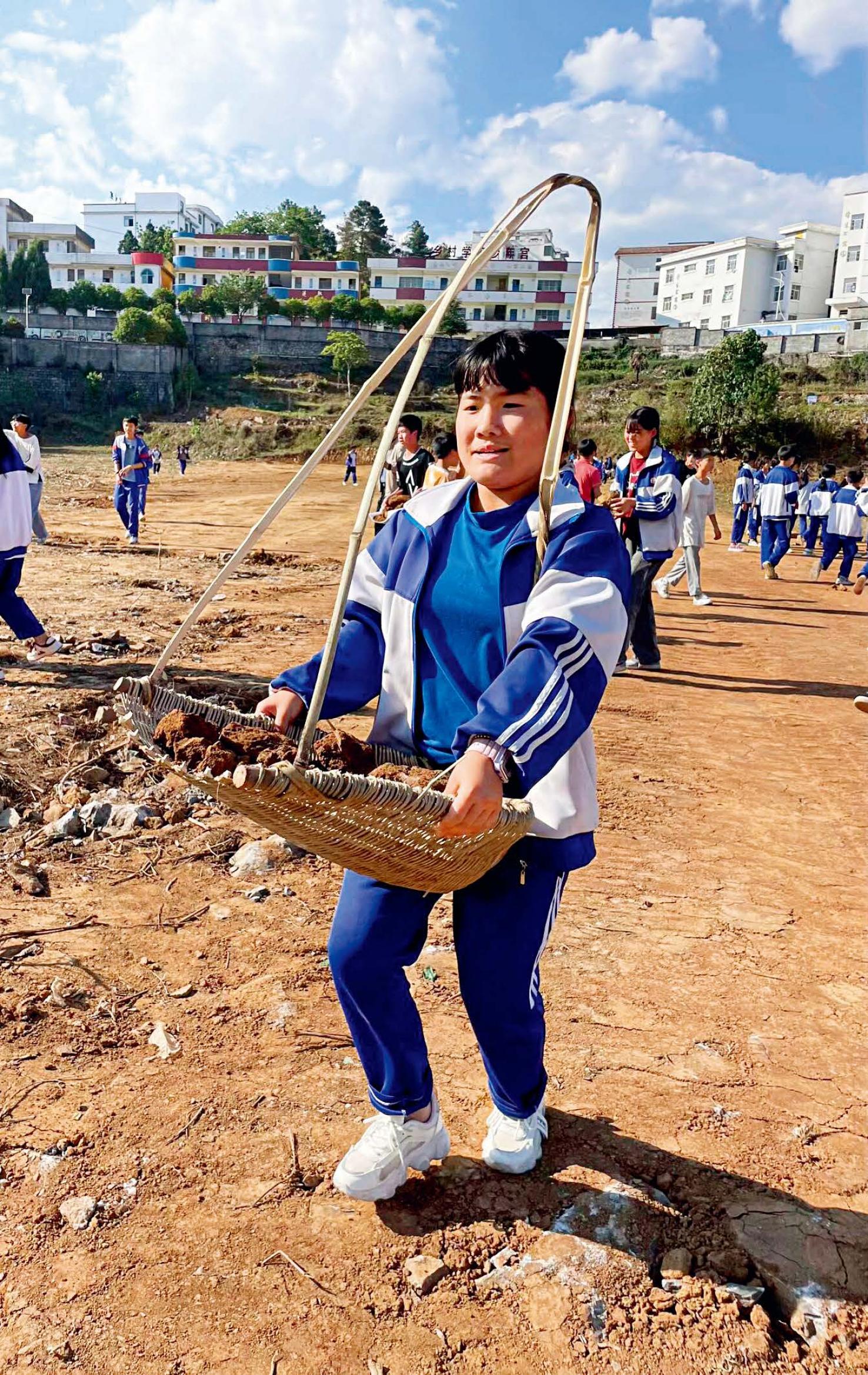 校长欧阳谦，玉米地里“抠”出足球场