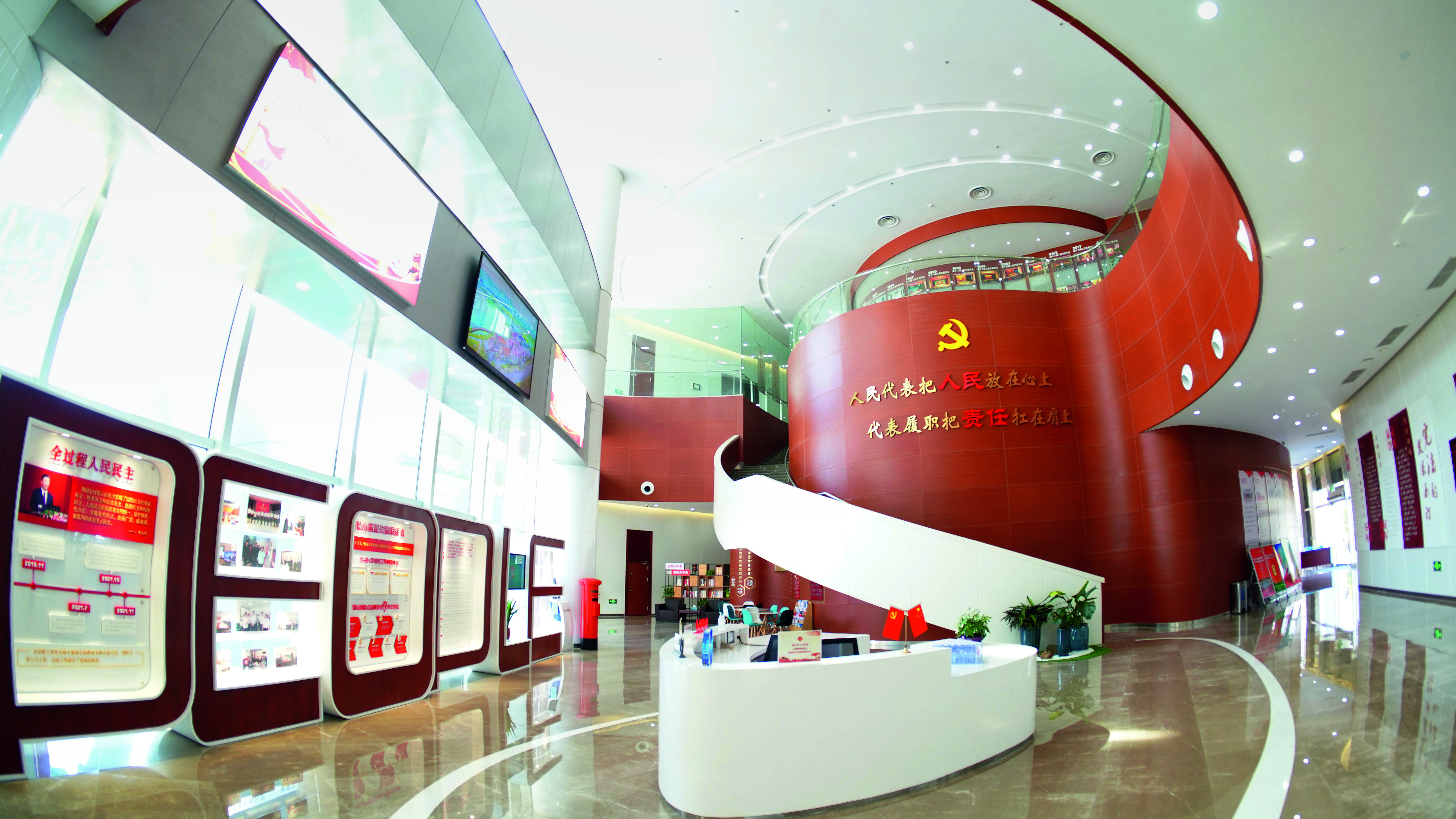 “吃讲茶”里的民主