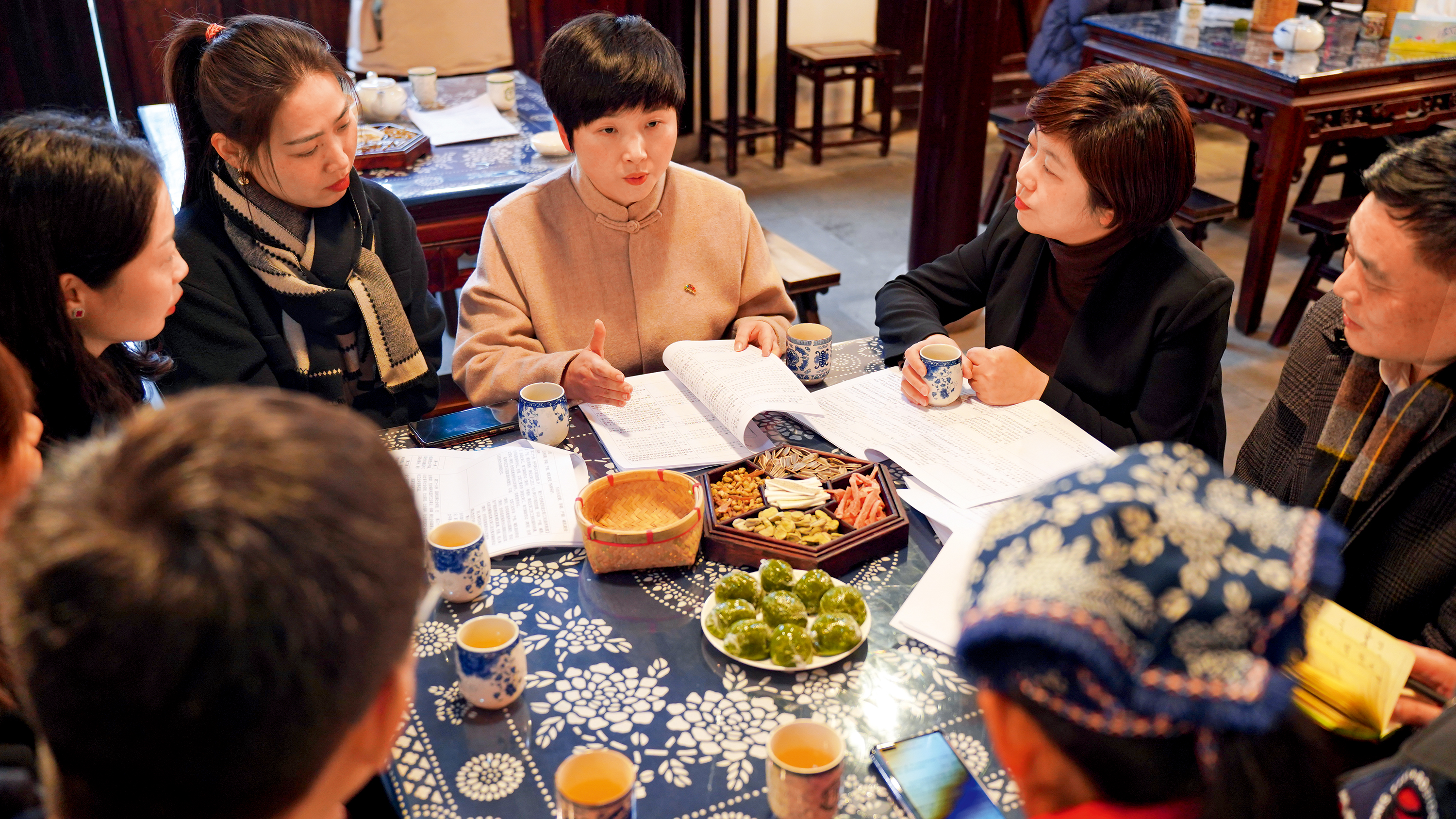 “吃讲茶”里的民主