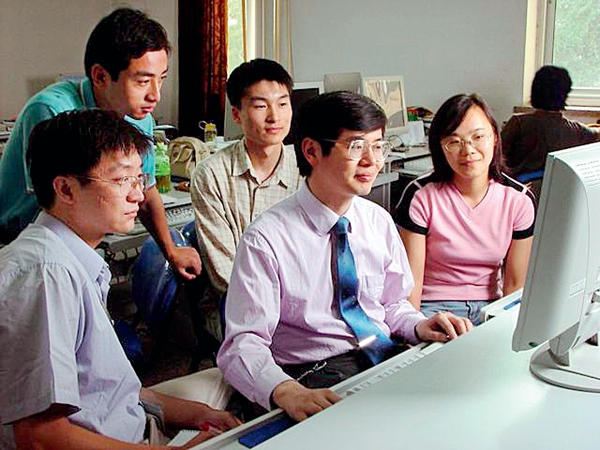 胡伟武：“芯”火相传，擦干祖国身上的耻辱