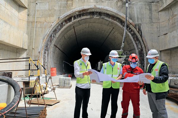 穿越雨林、沼泽、火山带，我在爪哇建高铁