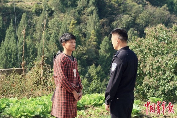 找到那个头破血流的年轻人......