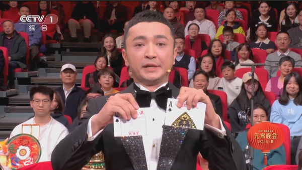 “小尼的扑克牌终于对上了”