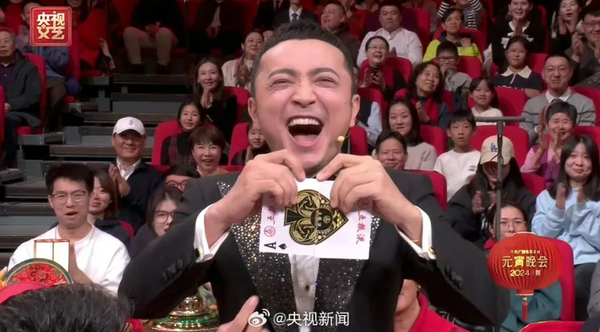 “小尼的扑克牌终于对上了”