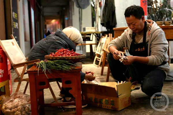 重庆这个火锅店来了位87岁的服务员 解锁不一样的人间烟火