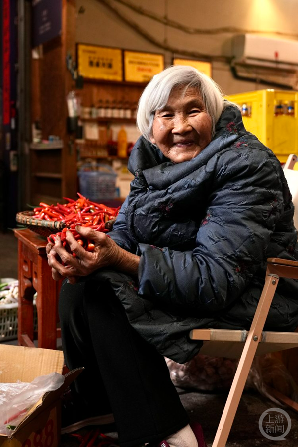 重庆这个火锅店来了位87岁的服务员 解锁不一样的人间烟火
