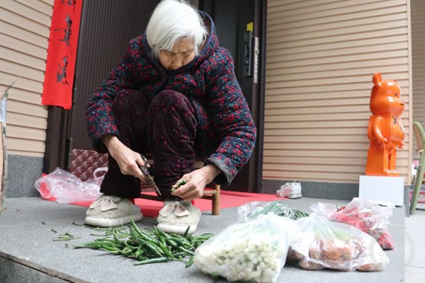 重庆这个火锅店来了位87岁的服务员 解锁不一样的人间烟火