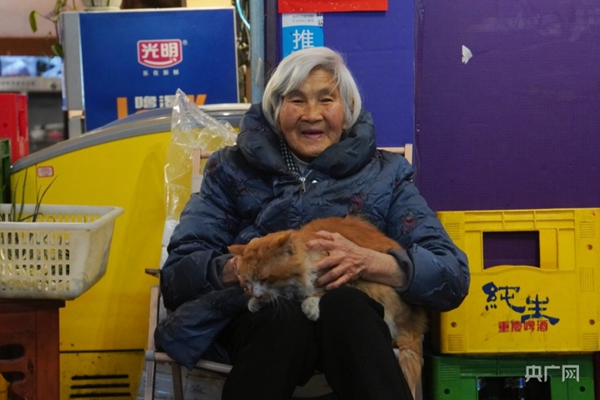 重庆这个火锅店来了位87岁的服务员 解锁不一样的人间烟火
