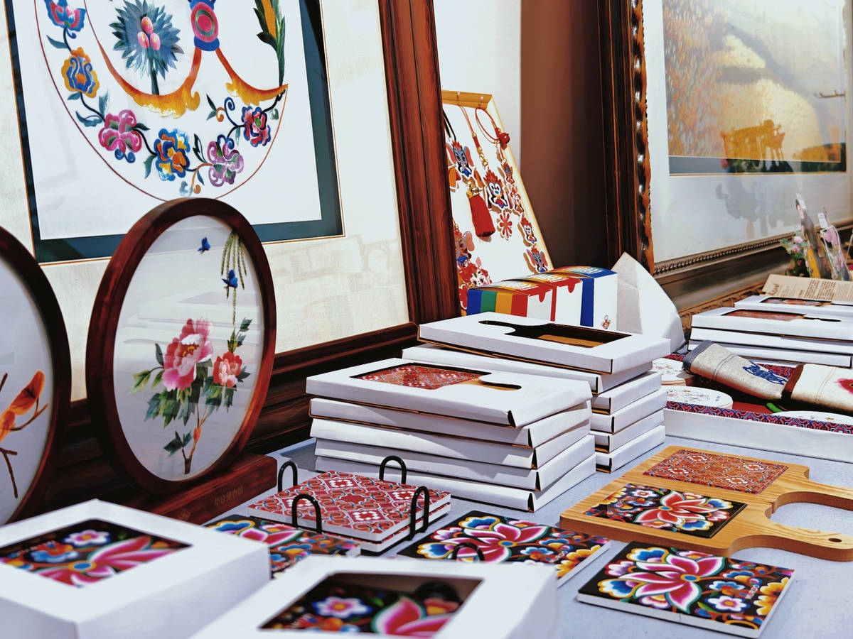 64岁的杨华珍，让这朵“繁花”美到海外