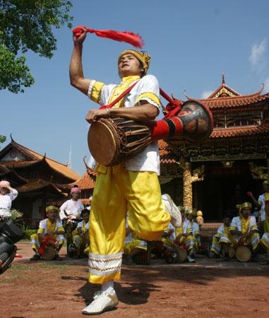 象脚鼓舞传承人：一代一代传下去