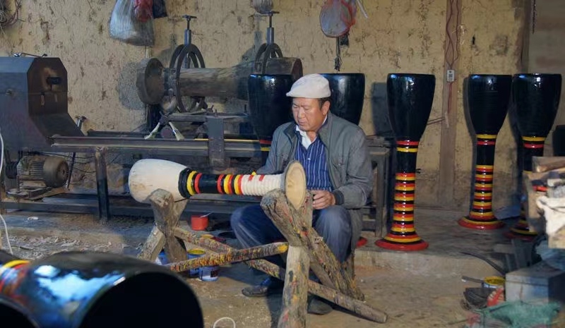 象脚鼓舞传承人：一代一代传下去