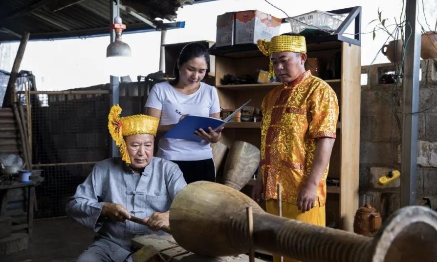 象脚鼓舞传承人：一代一代传下去