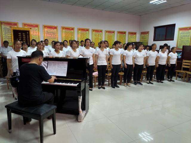 农民合唱团，从田间地头走上大屏幕