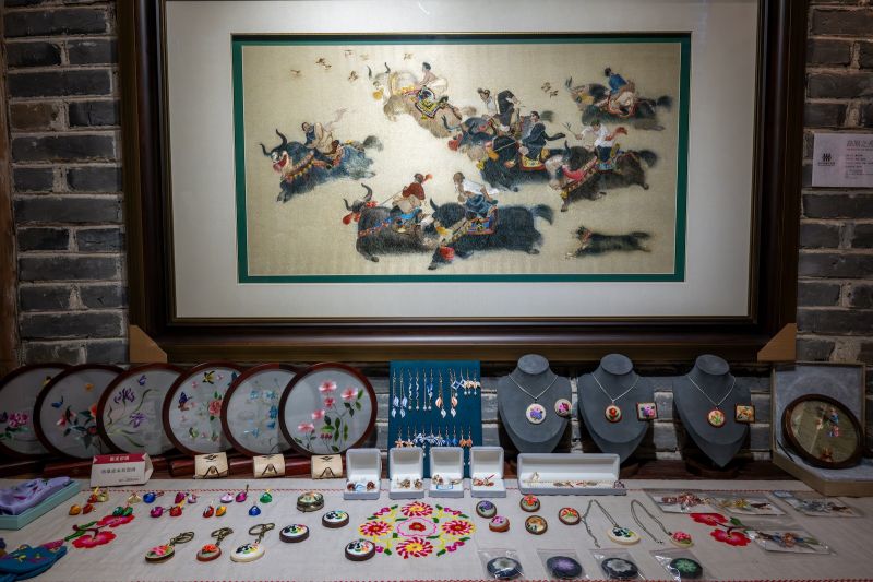 藏羌织绣：创新让非遗走向世界