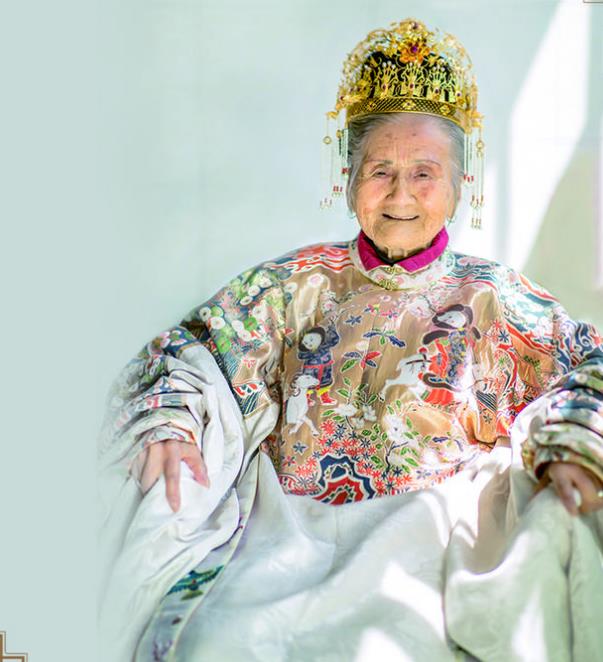 花数万元为94岁曾祖母拍汉服照 老人:结婚都没穿这么漂亮