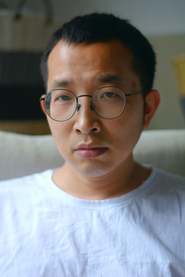 诗人谈骁"我总是迟到,我写下的一切都已逝去"