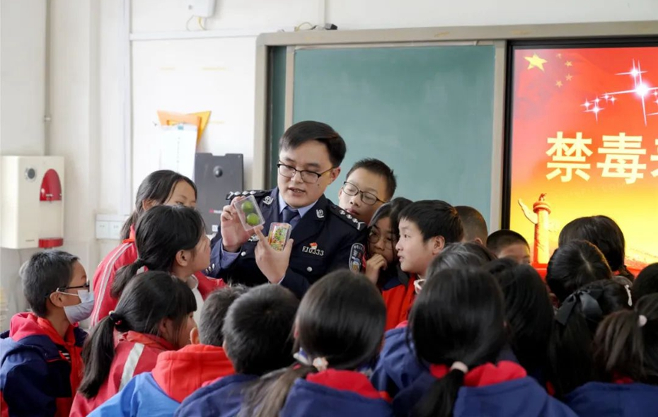 “警察叔叔，我们好像捡到了罂粟果”