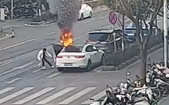 白衣小伙，我们记住你了！