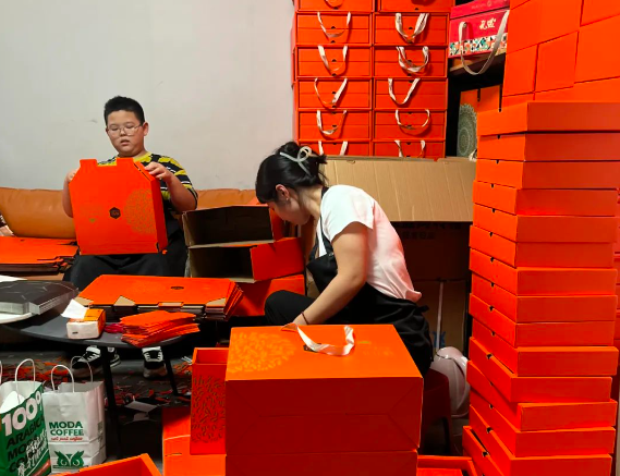 那个用优待证的男孩，父亲是名牺牲的军士