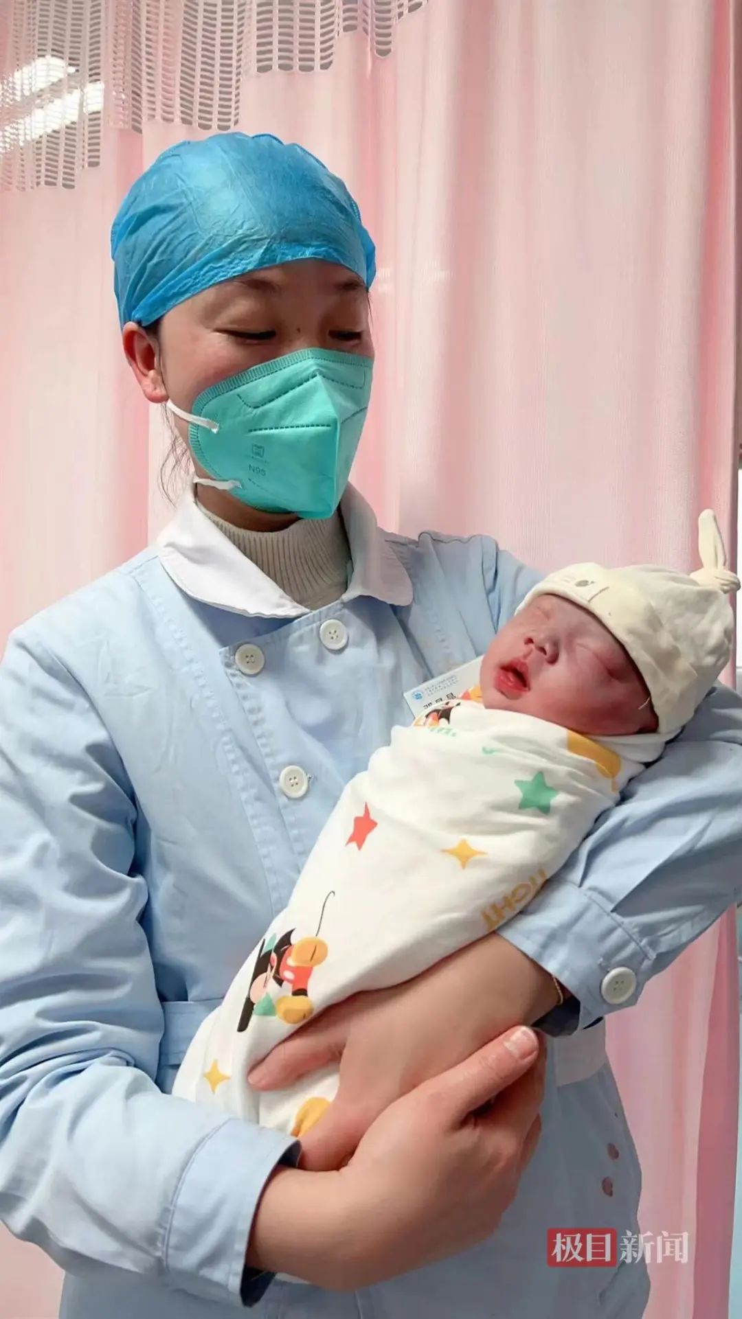 孕妇凌晨3点临产！最后400米，用“雪橇”拖