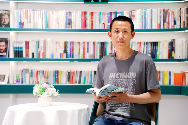“快递员作家”胡安焉的19种生活