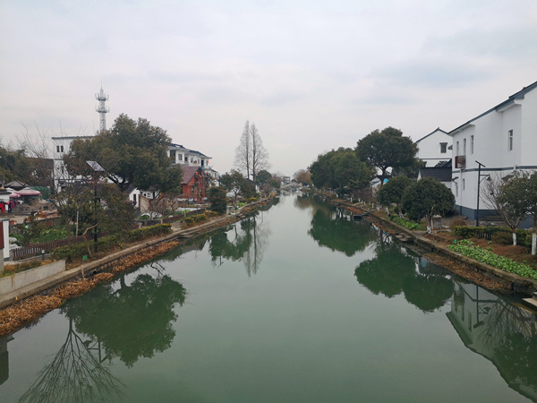 示范区里有个示范村