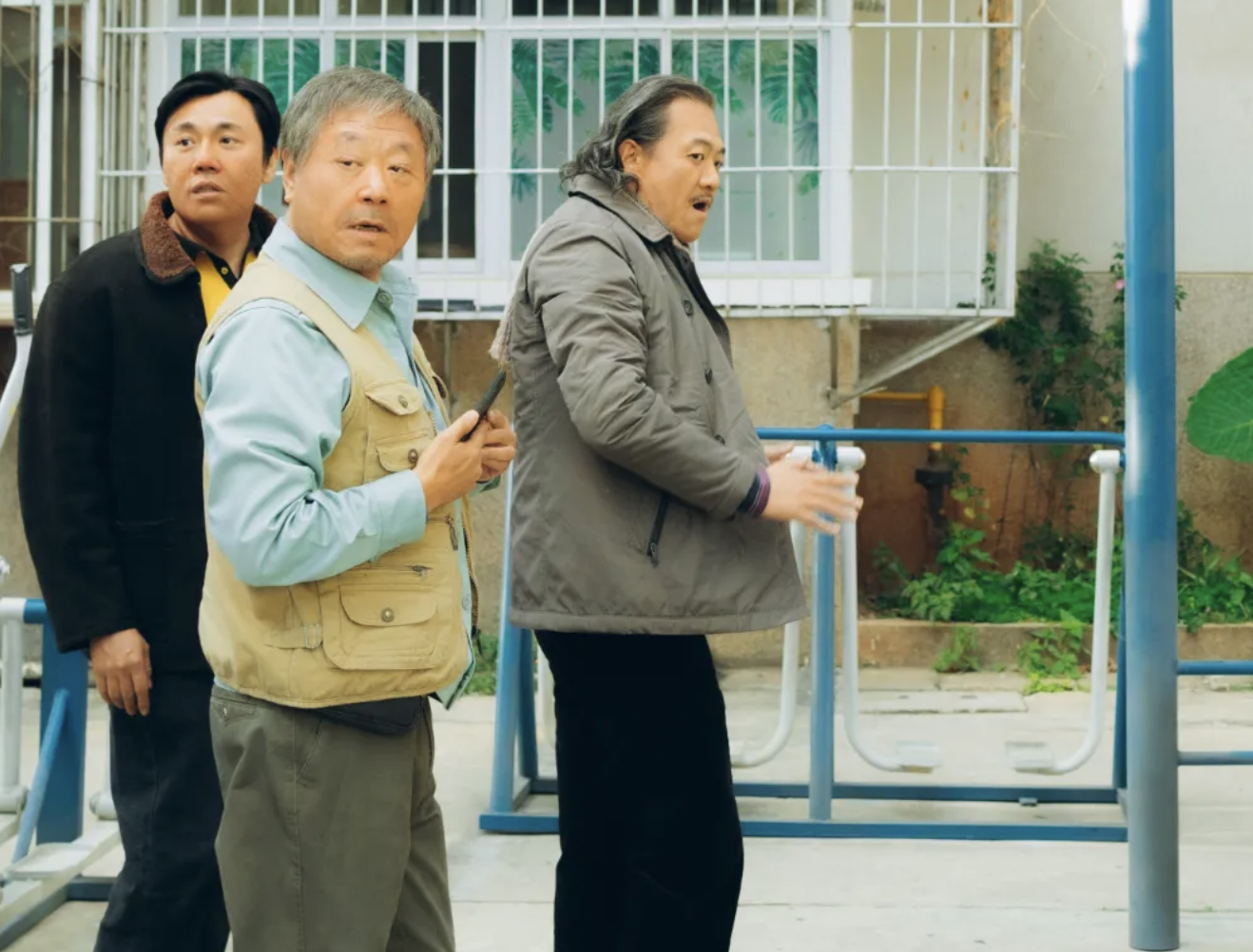 人物｜62岁再拿影帝，范伟的社恐心和社牛演技