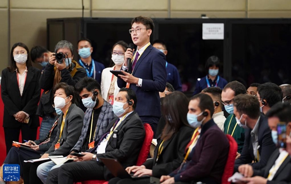 二十大新闻中心举行首场记者招待会