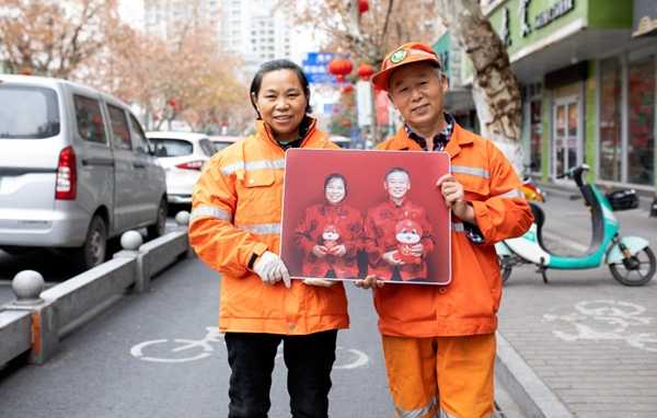 12对环卫工人夫妇，收到特别的新春礼物