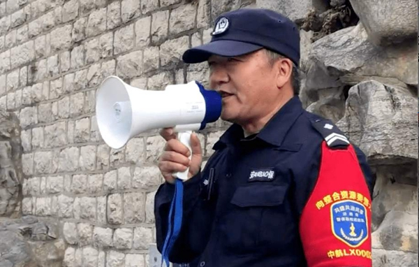 保安大叔双语播报火了！背后的故事平凡却励志