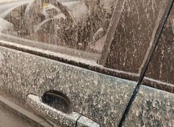 长春遭沙尘袭击下"泥雨",市民:白衣服刮成土黄色,以前从没经历过