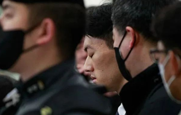 孙子实名举报总统爷爷和亲爹，让人看傻眼