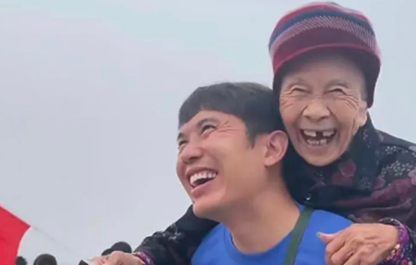 背着95岁奶奶去天安门看升旗的他，还有个身份→