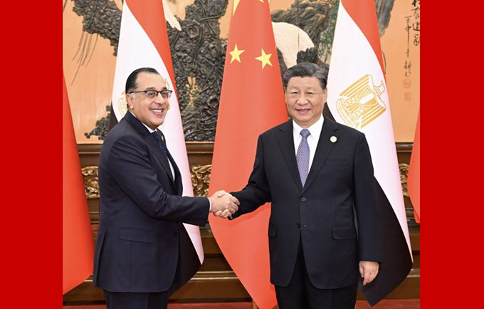 习近平会见埃及总理马德布利