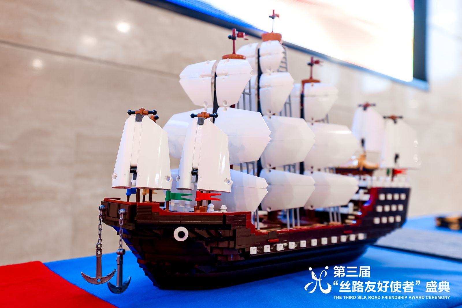 第三届“丝路友好使者”盛典信物发布，人民文创“丝路宝船”传递丝路情缘