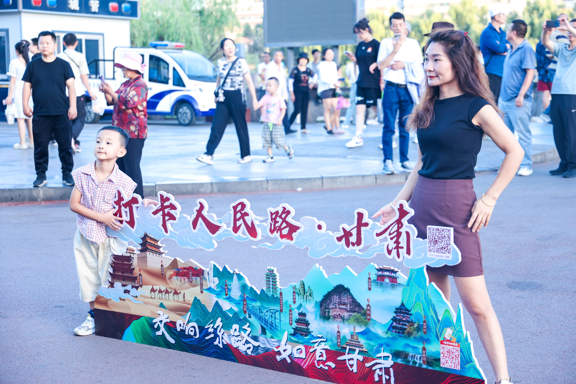 市民在中山桥南广场打卡点合影打卡
